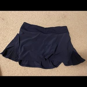 Play off the pleats Mid rise skirt